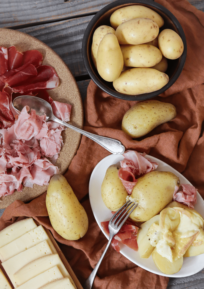 Formule raclette : appareil, pommes de terre, charcuterie et fromage – Les  Plateaux de Margaux