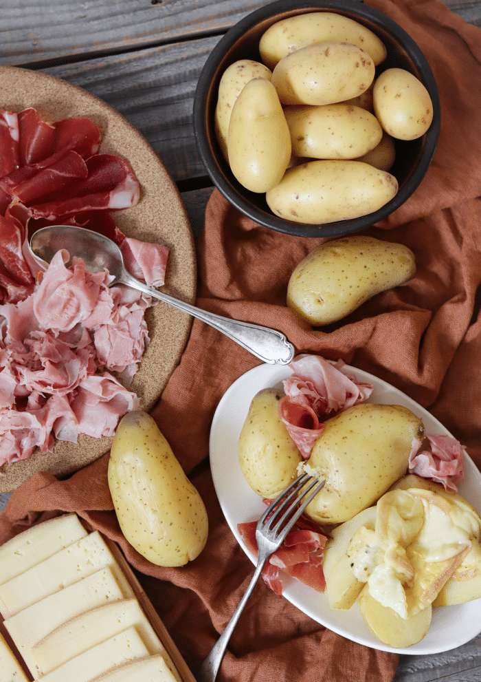 Galettes de pommes de terre et raclette pour un bon petit dîner