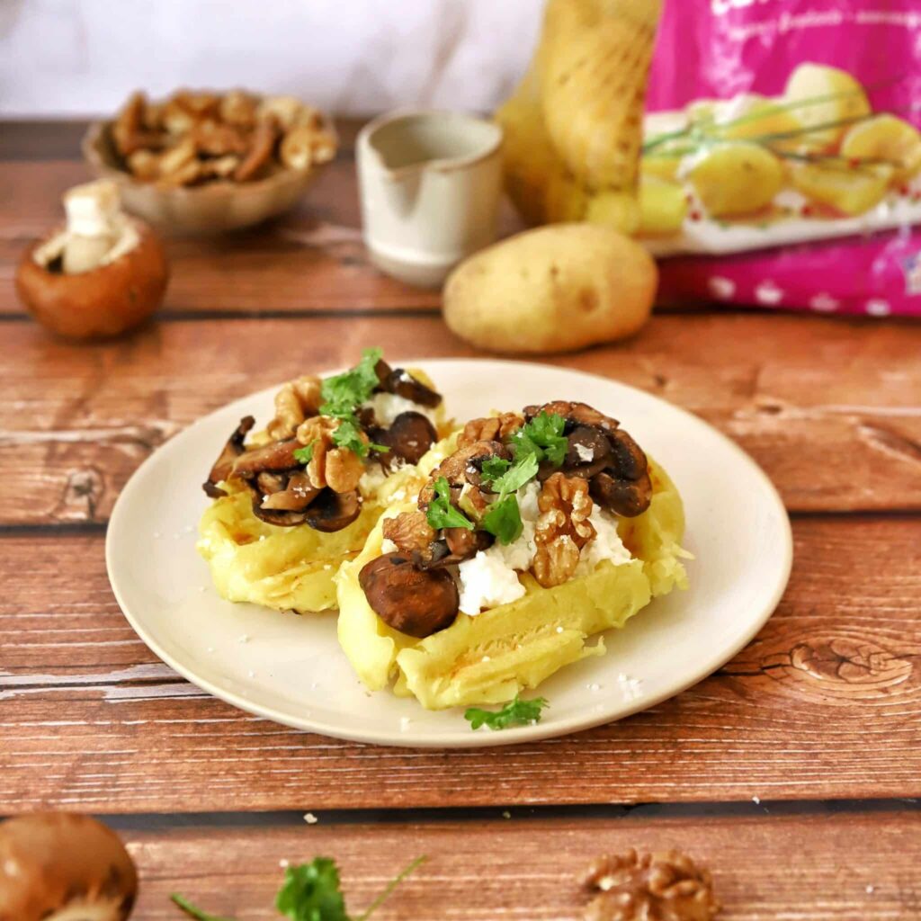 Gaufre de pommes de terre chèvre, champignons et noix