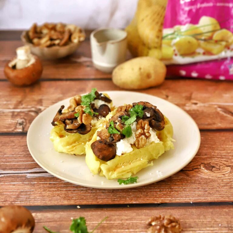 Gaufre de pommes de terre chèvre, champignons et noix