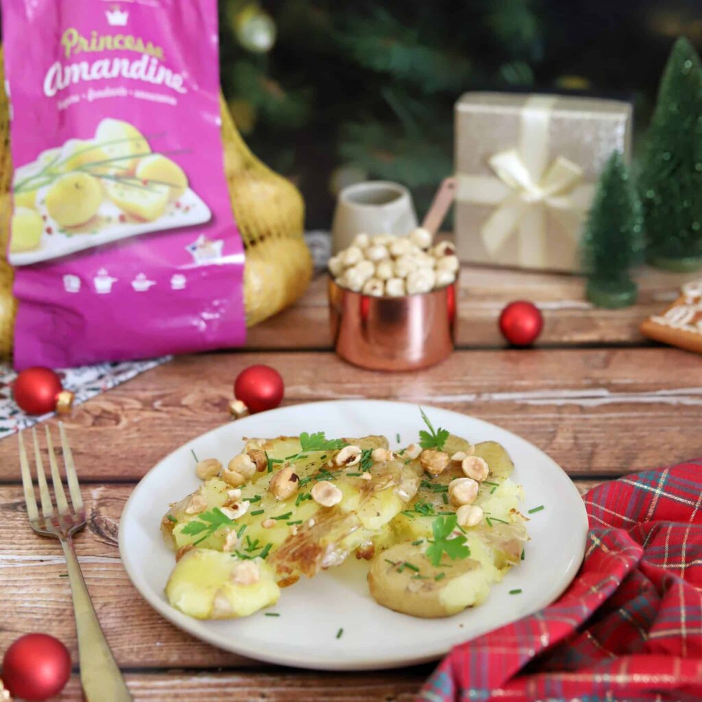 Smashed potatoes, huile de truffe et noisettes torréfiées